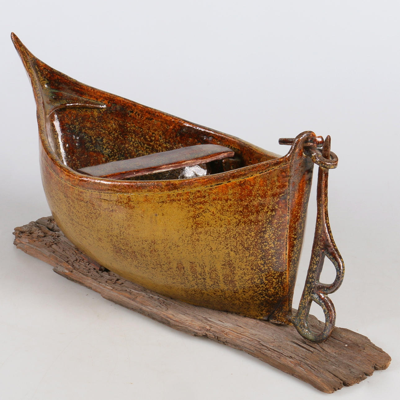 GUNILLA STÅHLE. Skulptur, båt på drivved, signerad samt daterad 1990.