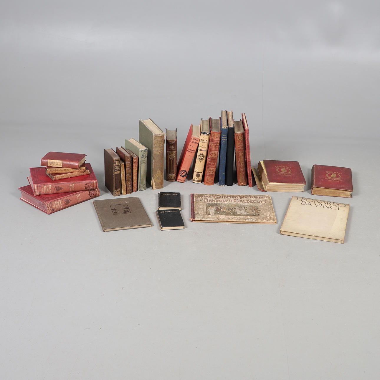 MIXED ASSORTMENT OF BOOKS. Books, Maps & Manuscripts - Books - Auctionet