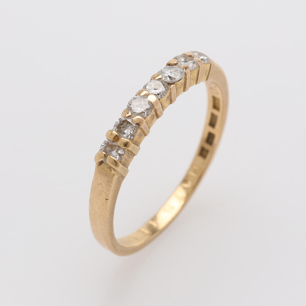 ALLIANSRING 18K, 7 BRILJANTER 0,35 CT.