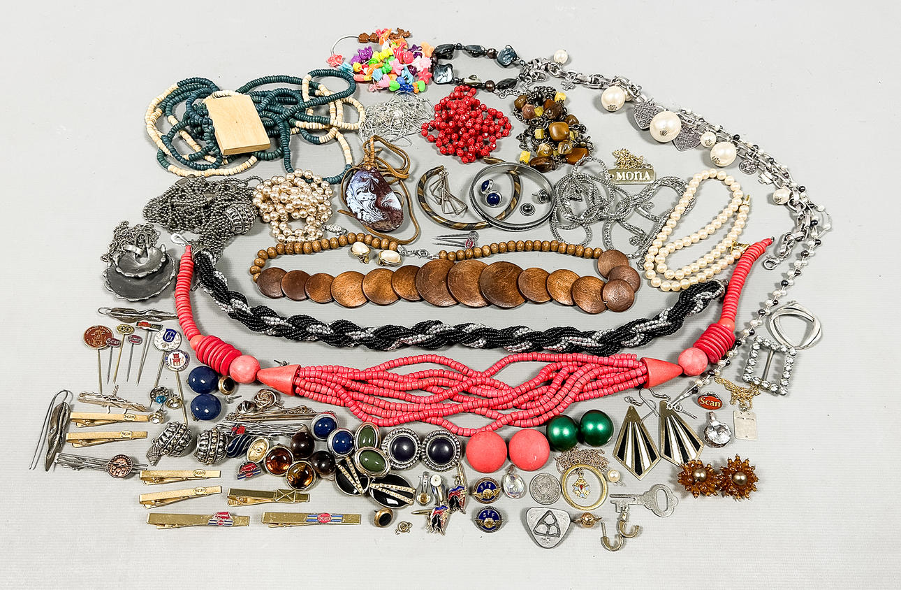 BIJOUTERIER, lot, 1170 grams.