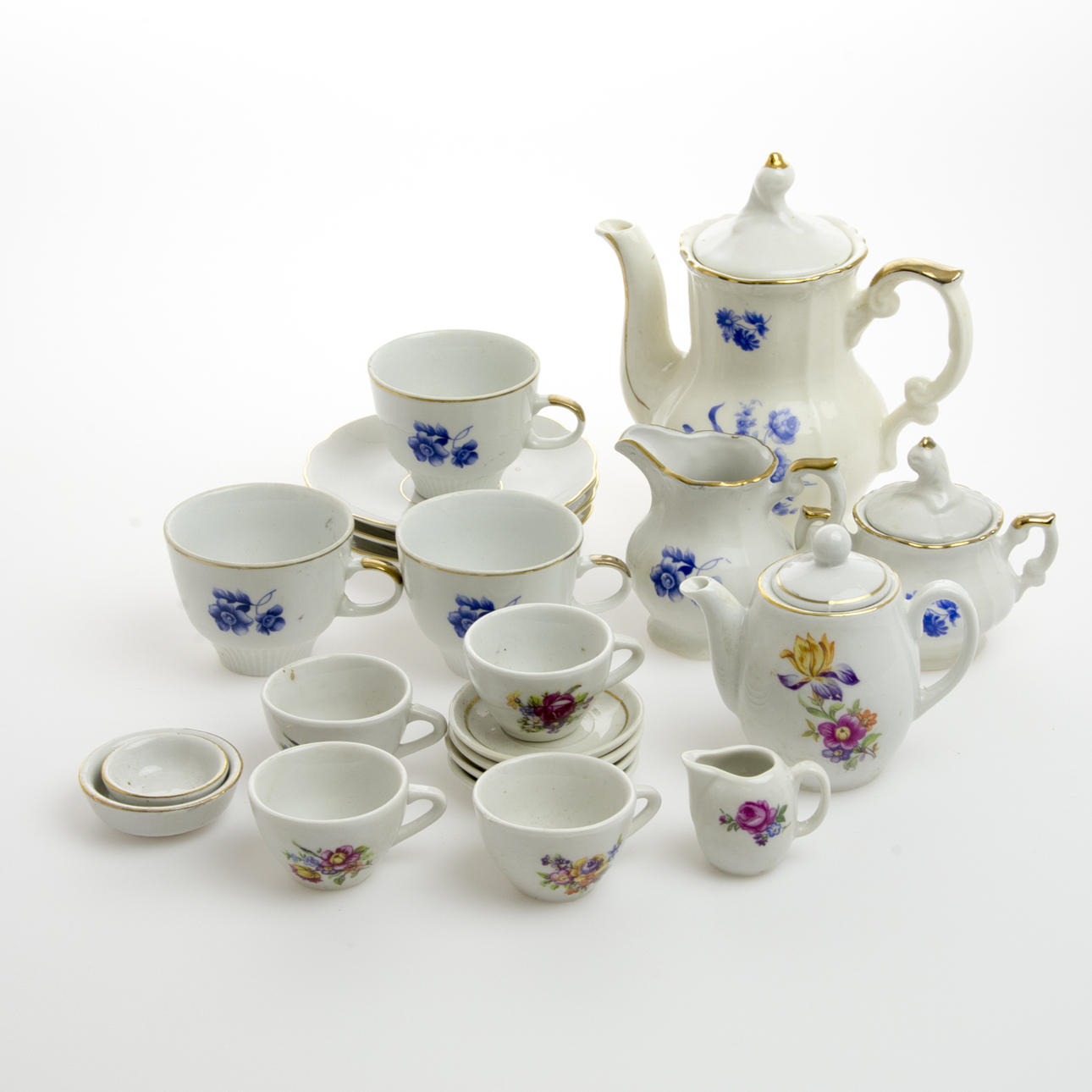 DOCKSERVISER, 2 stycken, porslin.