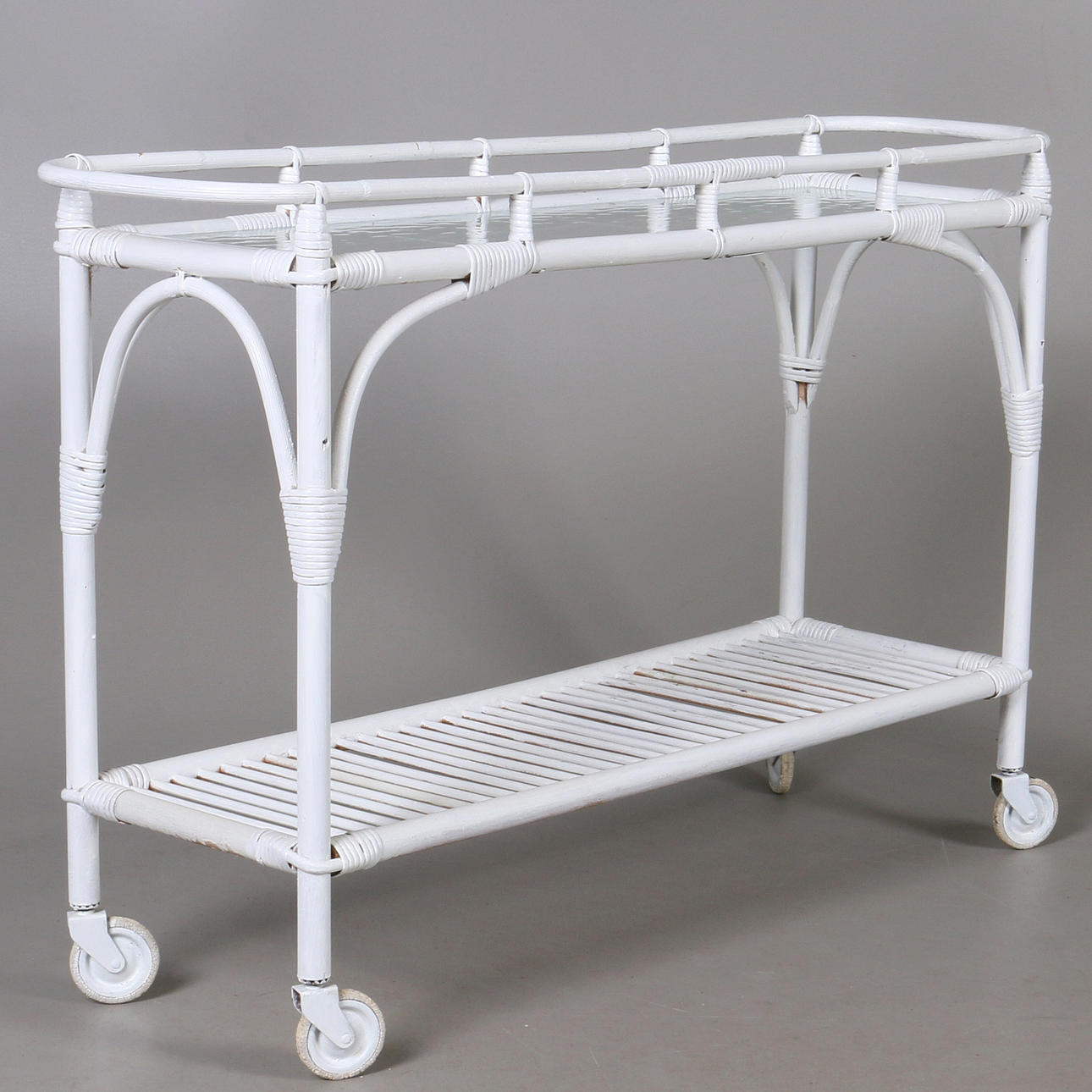 BLOMSTERBORD, på hjul, rotting och glas, bemålad, omkring 1900-talets mitt.