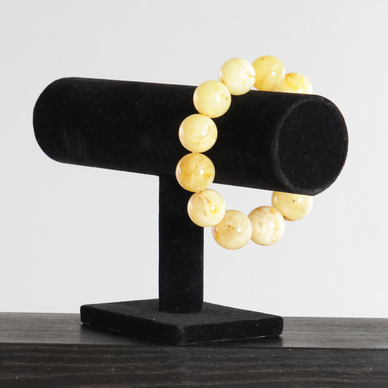 Bracelet with amber beads, spherical.