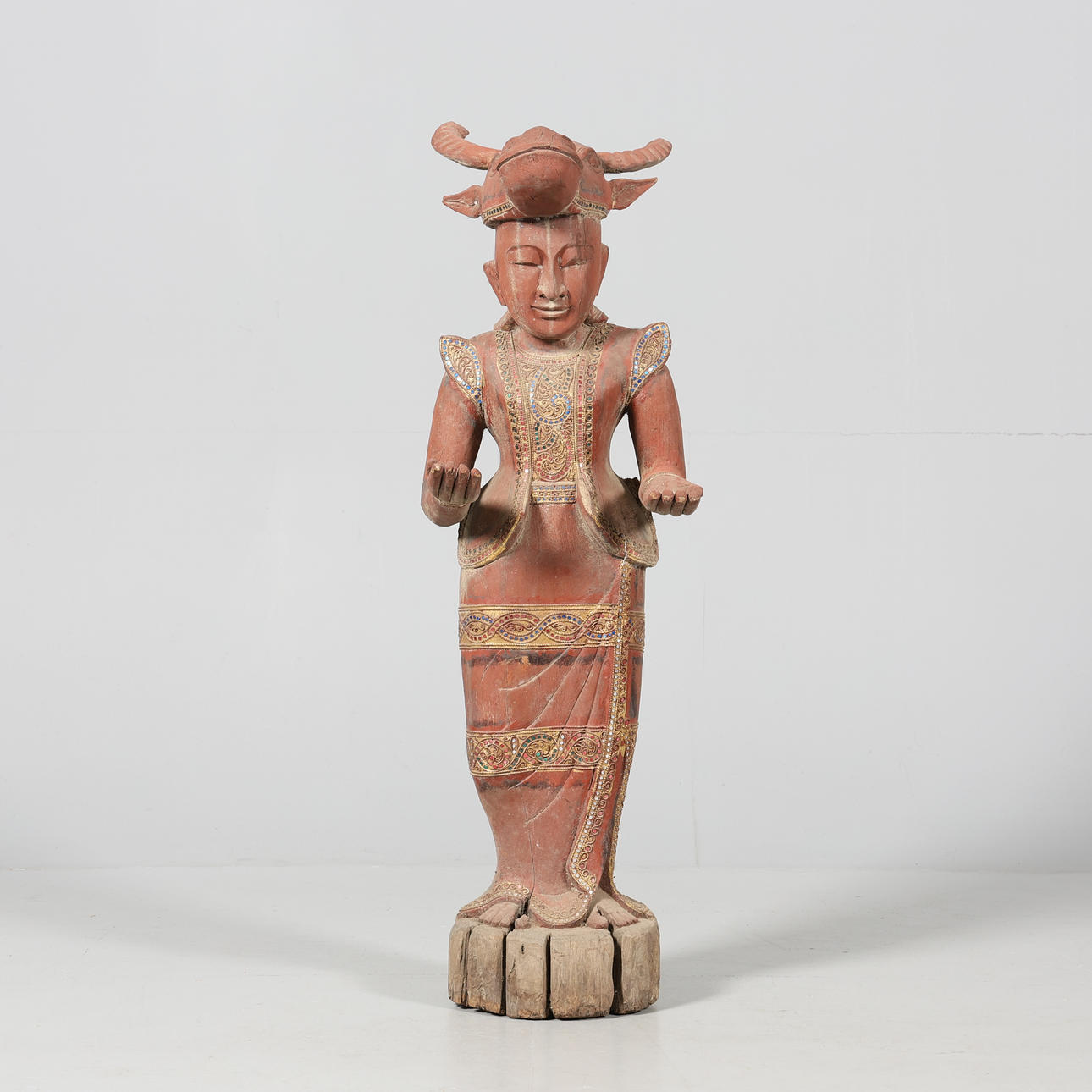 SKULPTUR, bemålat trä, asiatisk.