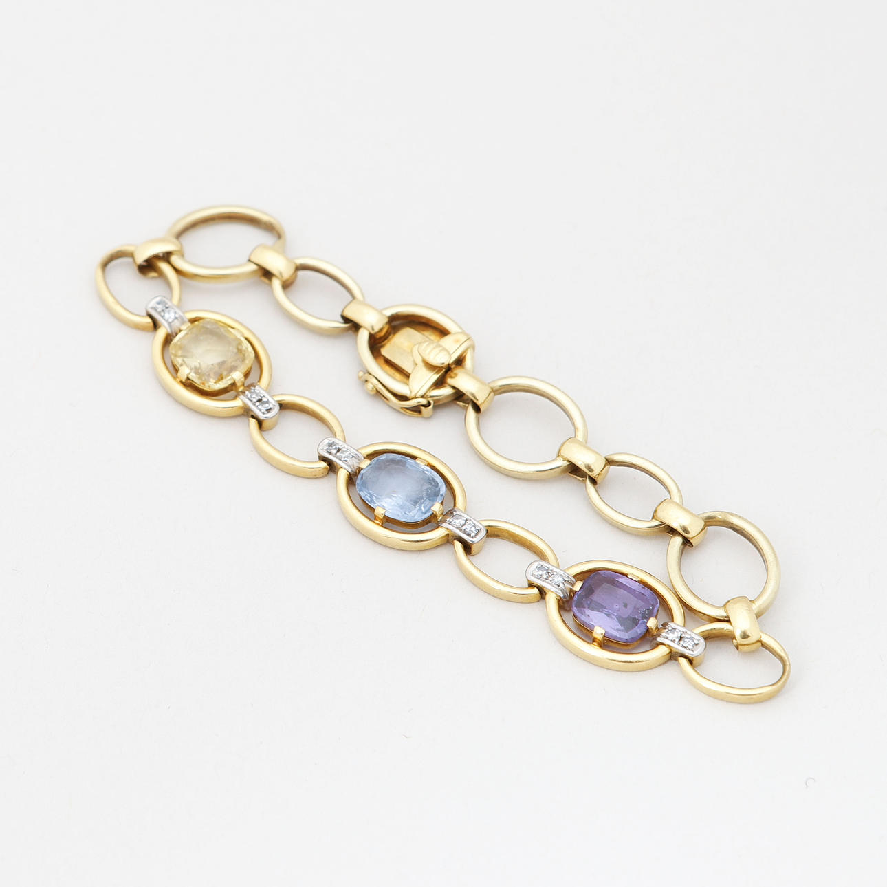 ARMLÄNK, 18k guld, 3 kuddslipade safirer, diamanter, Lotos, totalvikt ca 26 gram.