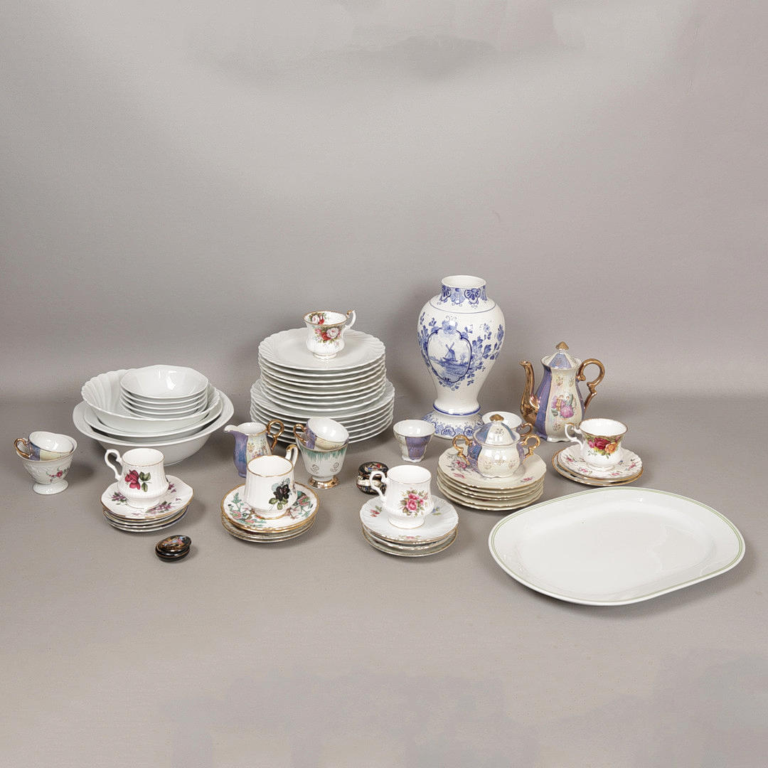 A QUANTITY OF CERAMICS (QTY).