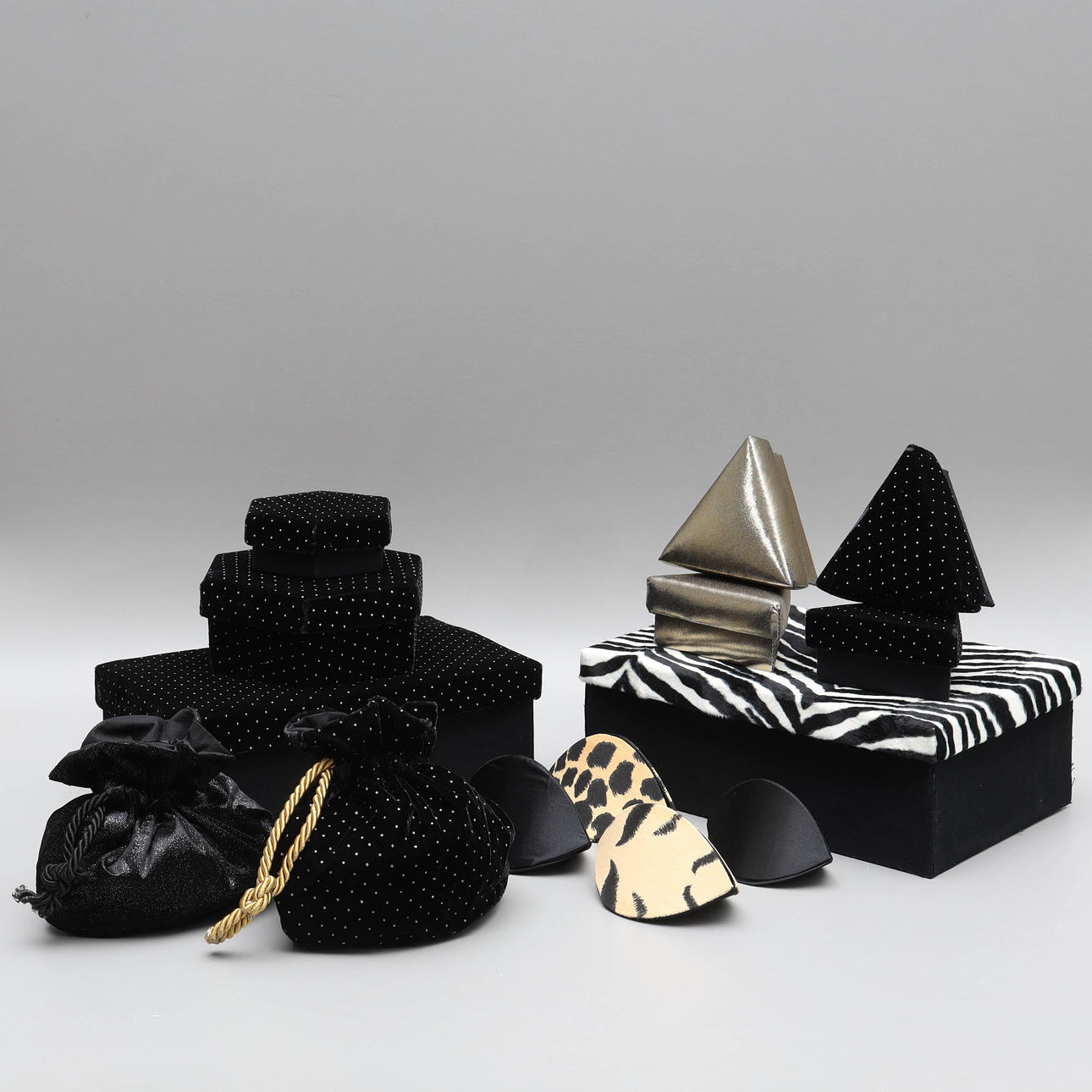 SMALL STORAGE, 13 pieces, boxes upholstered in textile.