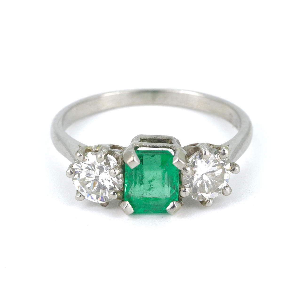 PLATINUM EMERALD & DIAMOND SET RING.