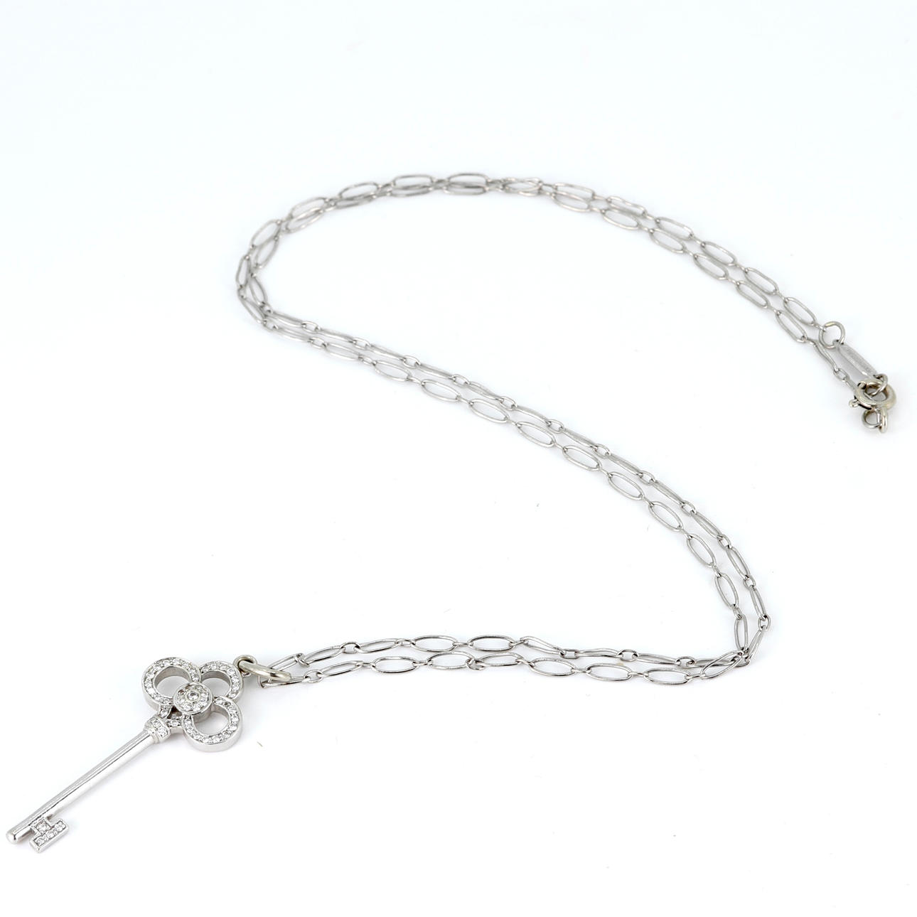 18CT WHITE GOLD & DIAMOND KEY PENDANT & CHAIN.