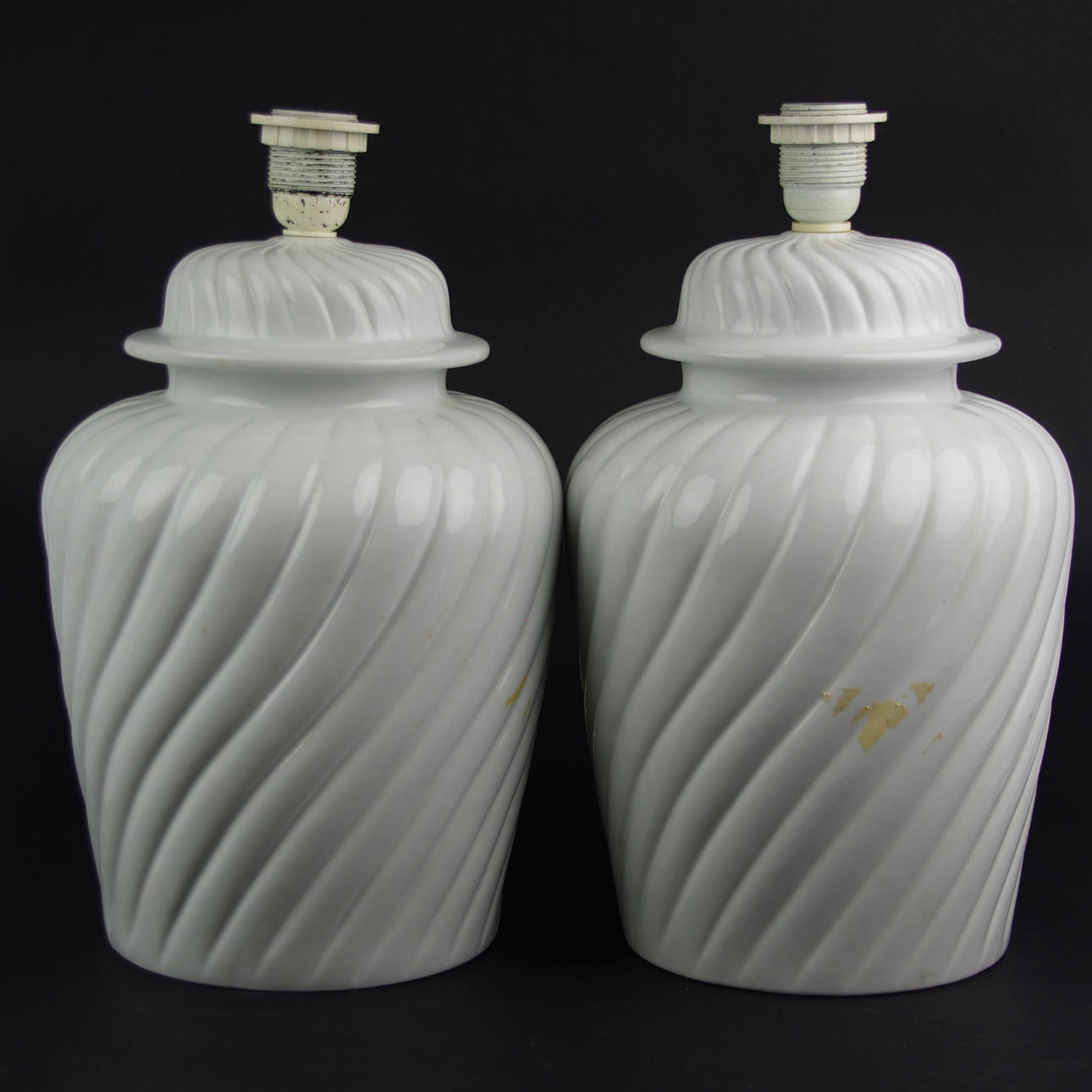 BORDSLAMPOR, 1 par, vitt porslin, sent 1900-tal.