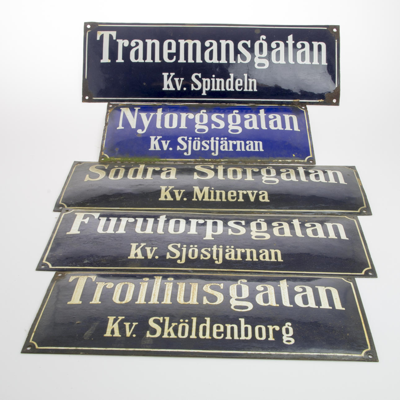 GATUSKYLTAR, 5 stycken, emaljerad plåt.