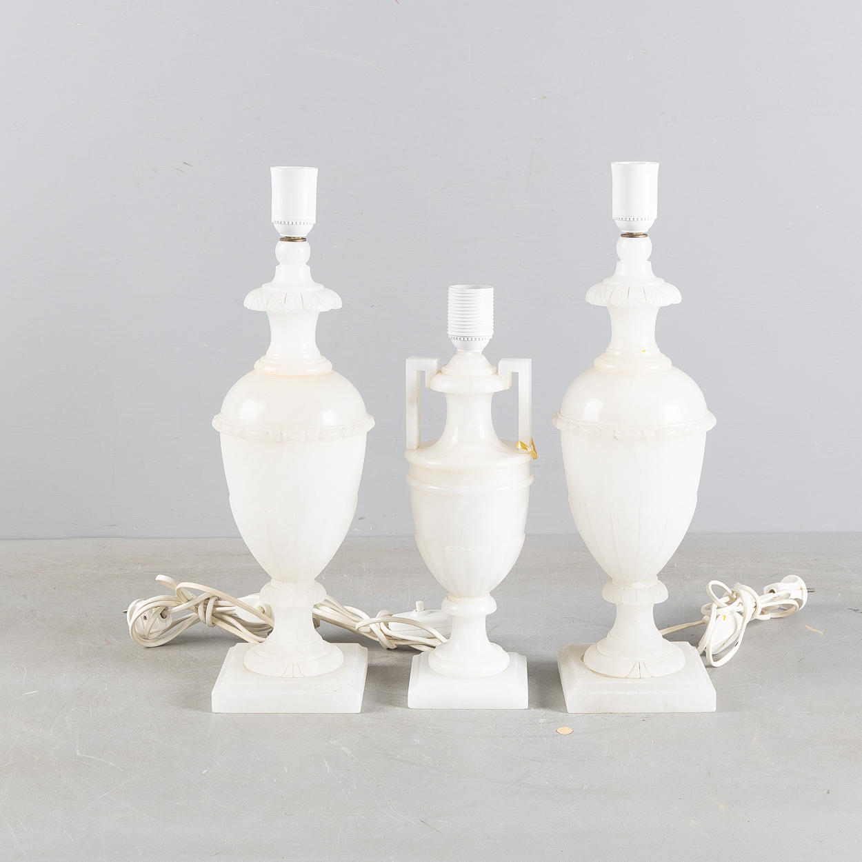 BORDSLAMPOR, 3 stycken, alabaster, 1900-talets andra hälft.
