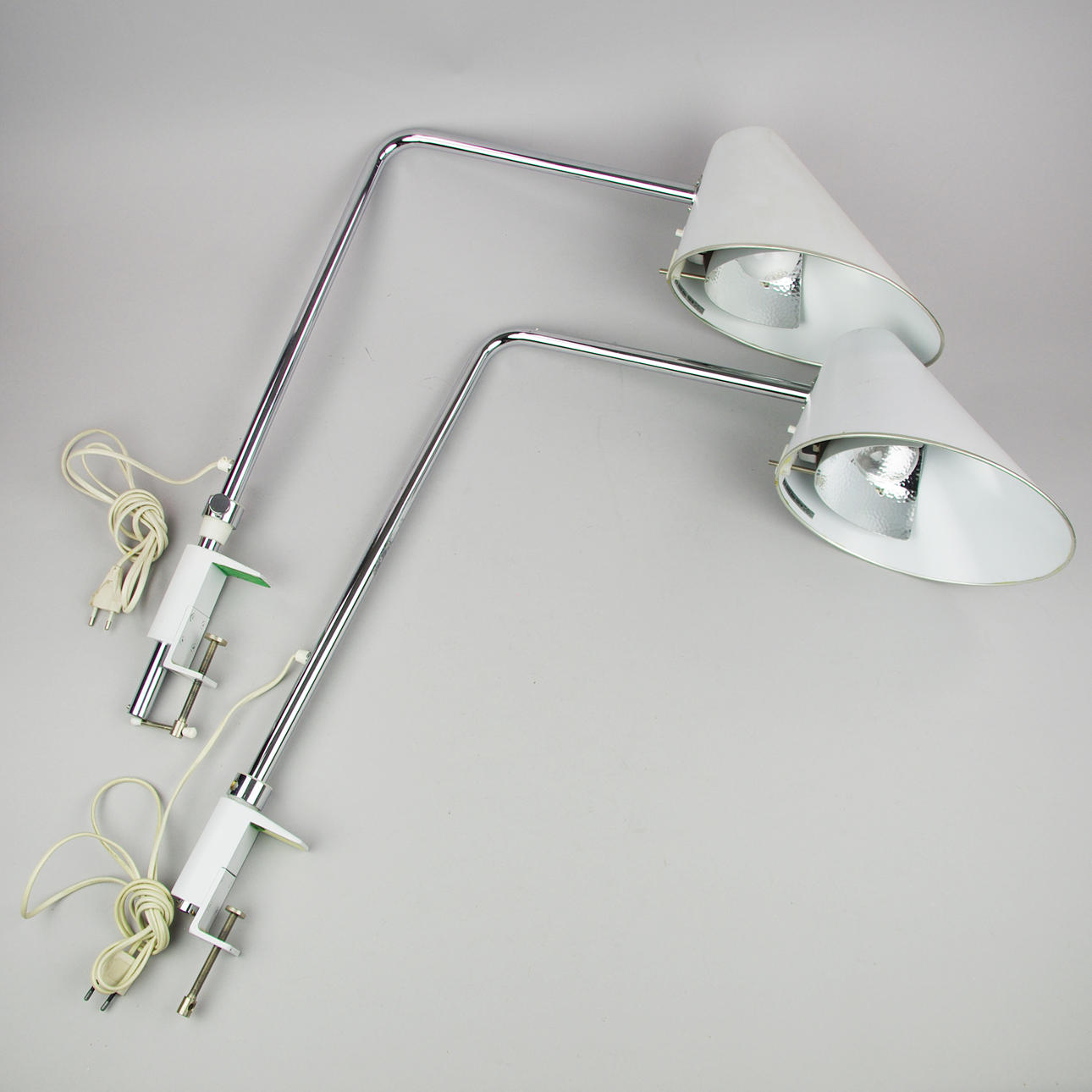 SKRIVBORDSLAMPOR, 1 par, vitlackerad plåt/krom.