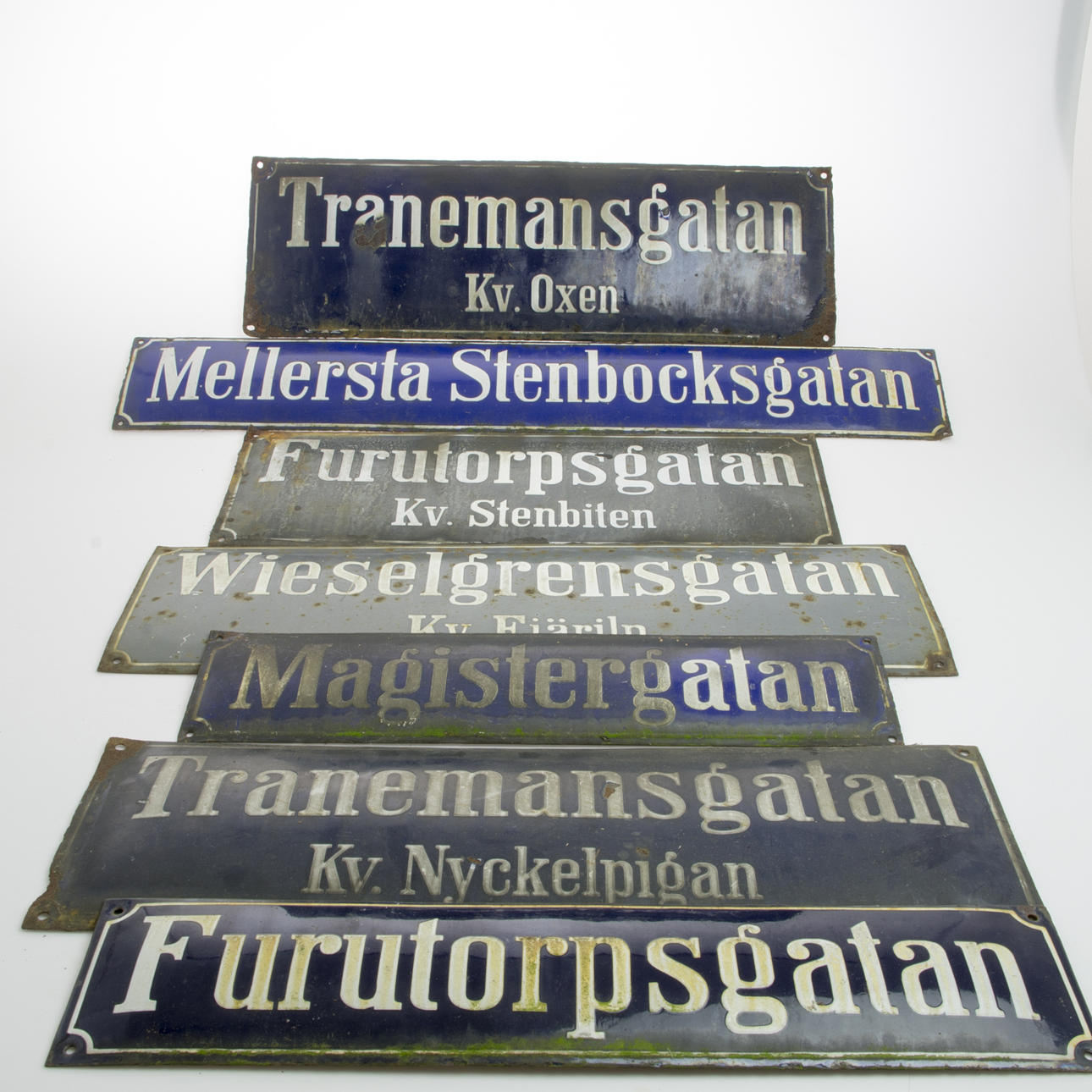 GATUSKYLTAR, 7 stycken, emaljerad plåt.