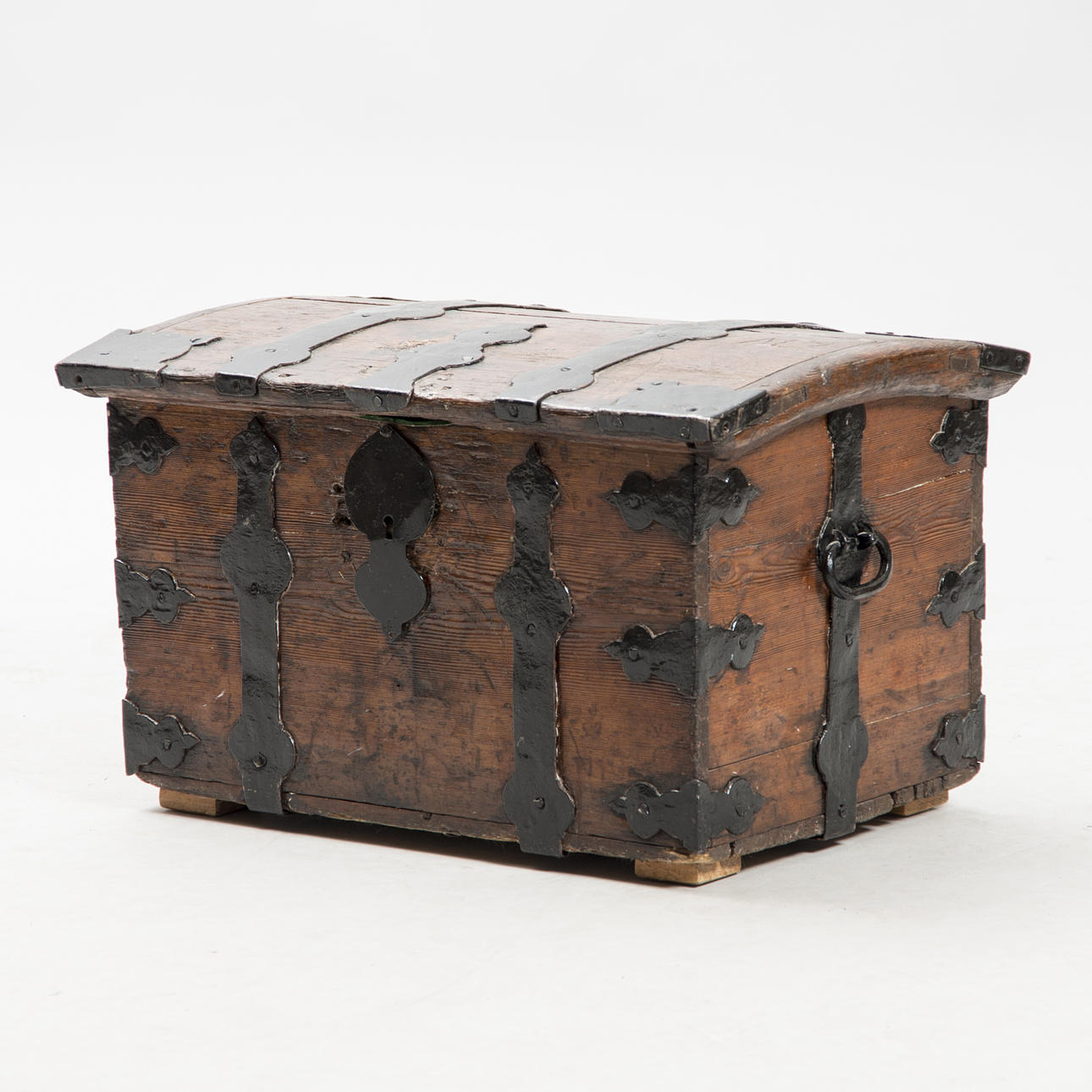 KISTA, fur med smidesbeslag, 1800-tal.