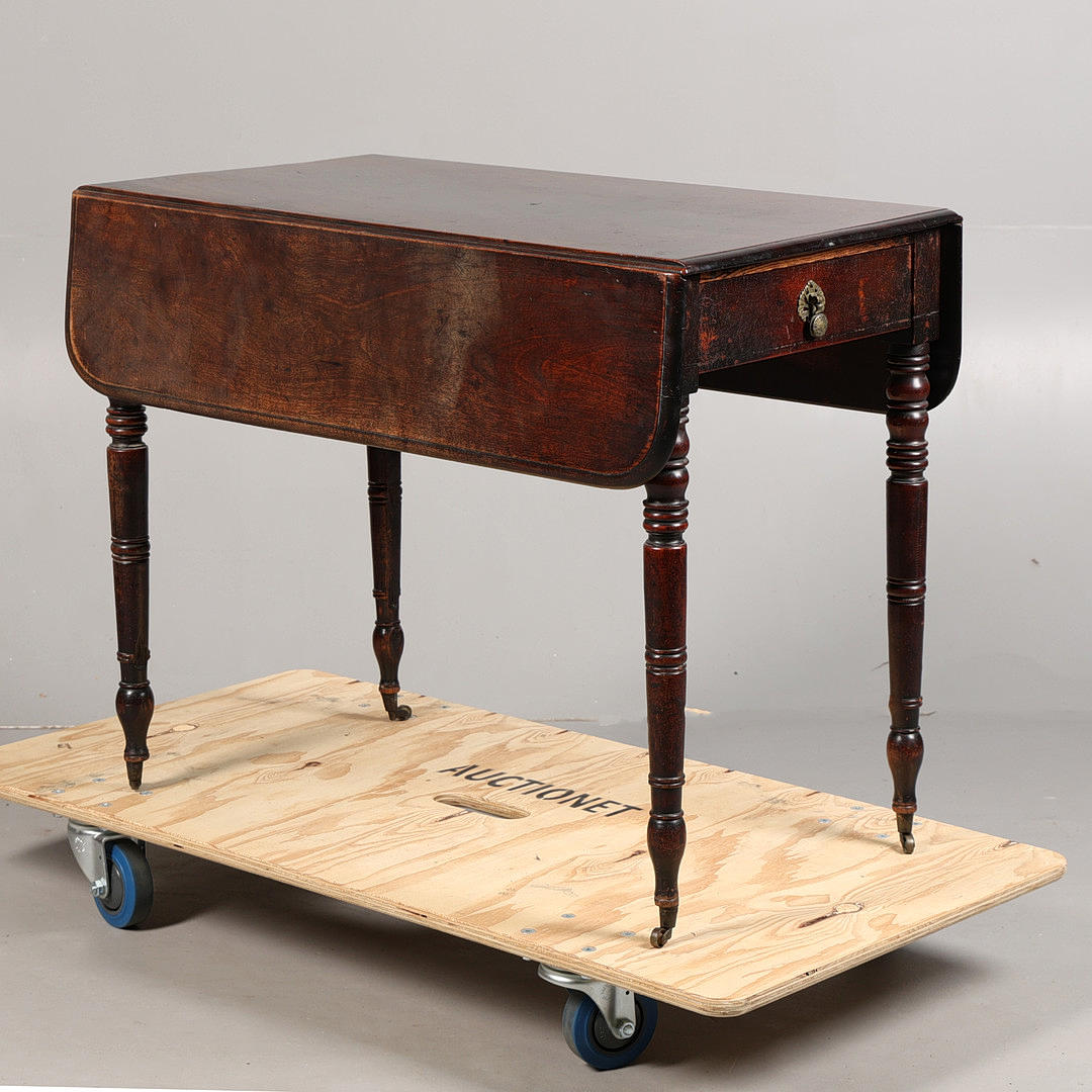 A 19TH CENTURY MAHOGANY PEMBROKE TABLE.