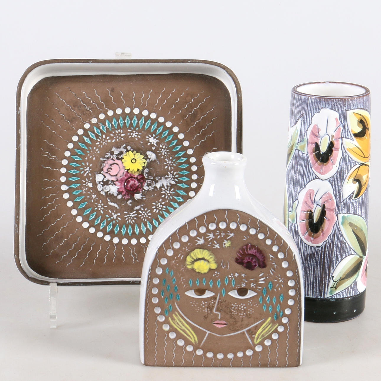 VASER, samt askfat, delvis Upsala Ekeby, Mari Simmulson.