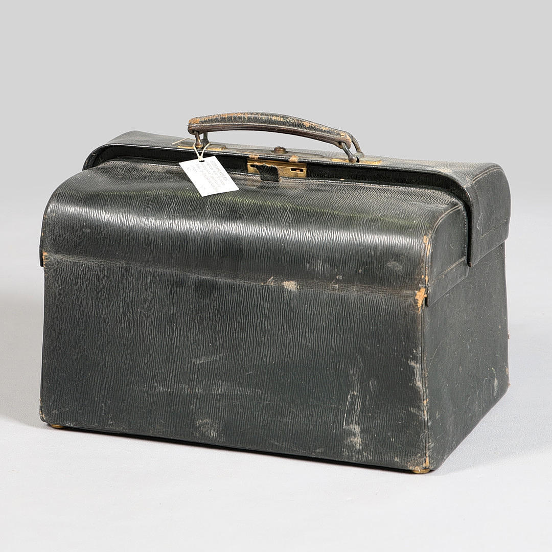 A VICTORIAN MAPPIN & WEBB LEATHER VANITY CASE.