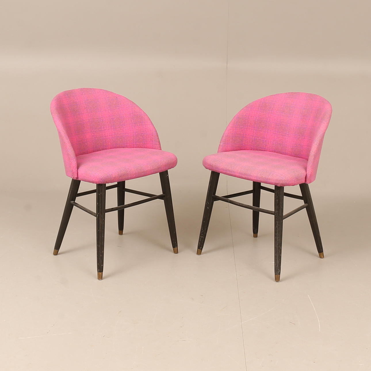 STOLAR, 2 stycken, benställning av trä, 1950-tal.