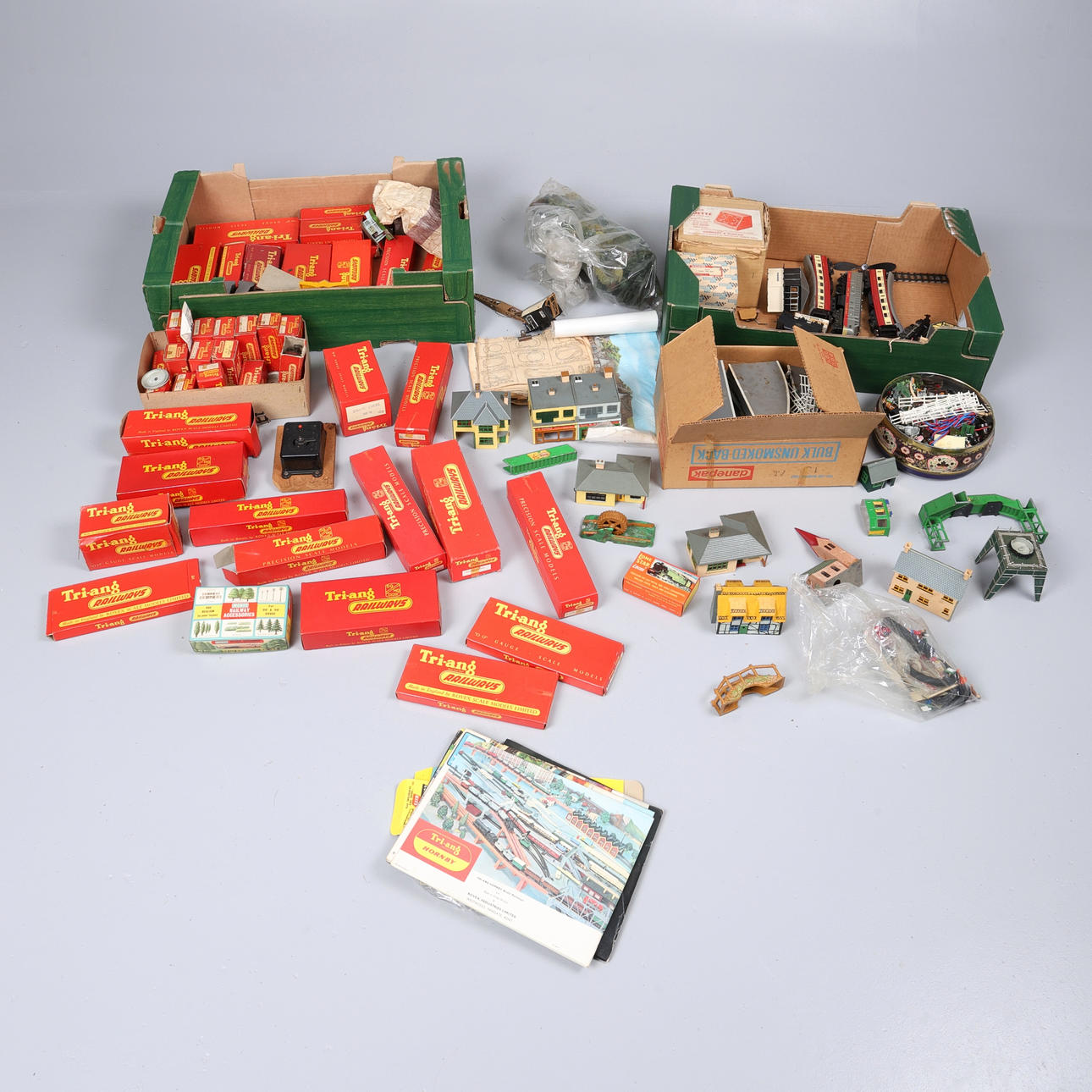 A VERY LARGE COLLECTION OF MODEL RAILWAYANA INCLUDING TRI-ANG, AIRFIX ...