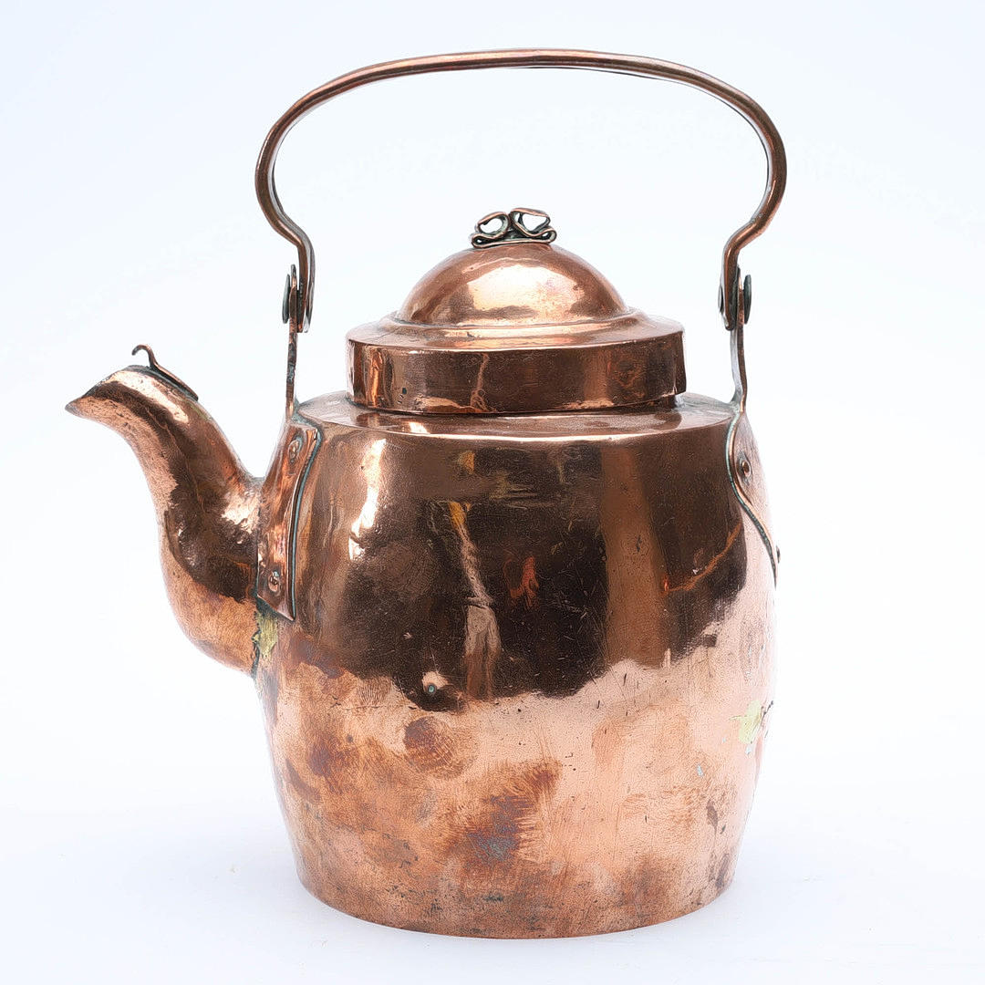 COFFEE POT. Copper, moustache and heart bracket, 19th century.