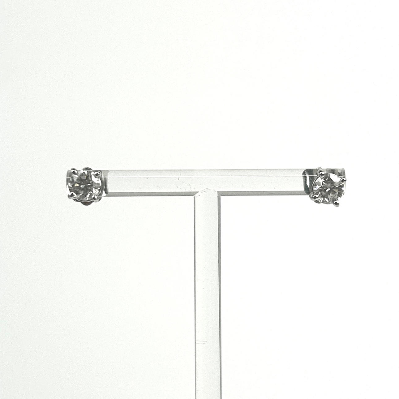 18CT WHITE GOLD 1CT DIAMOND STUD EARRINGS.
