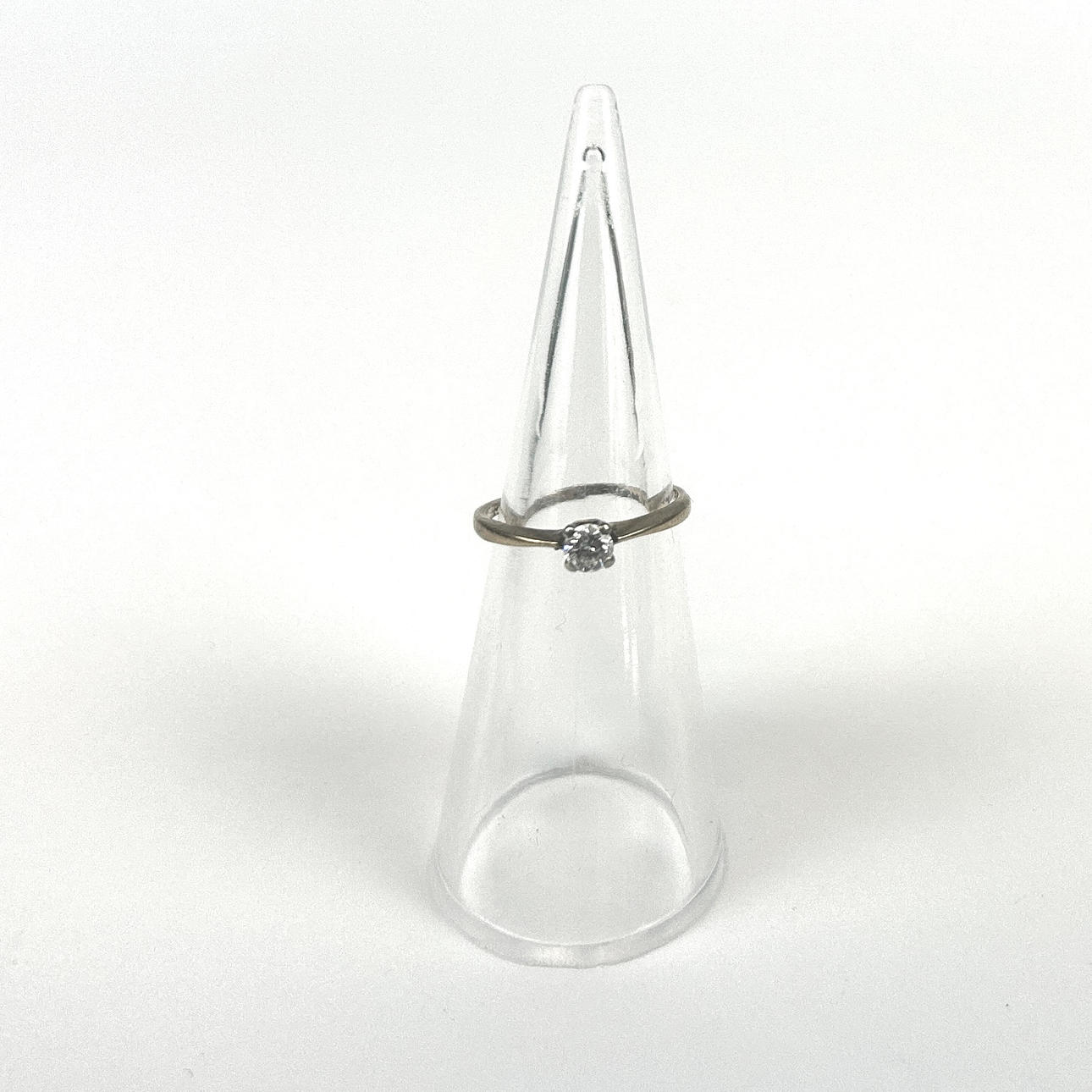 9CT GOLD DIAMOND SOLITAIRE RING.