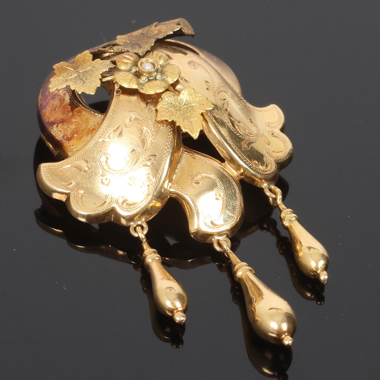 A brooch, gold, 18k, pearl.