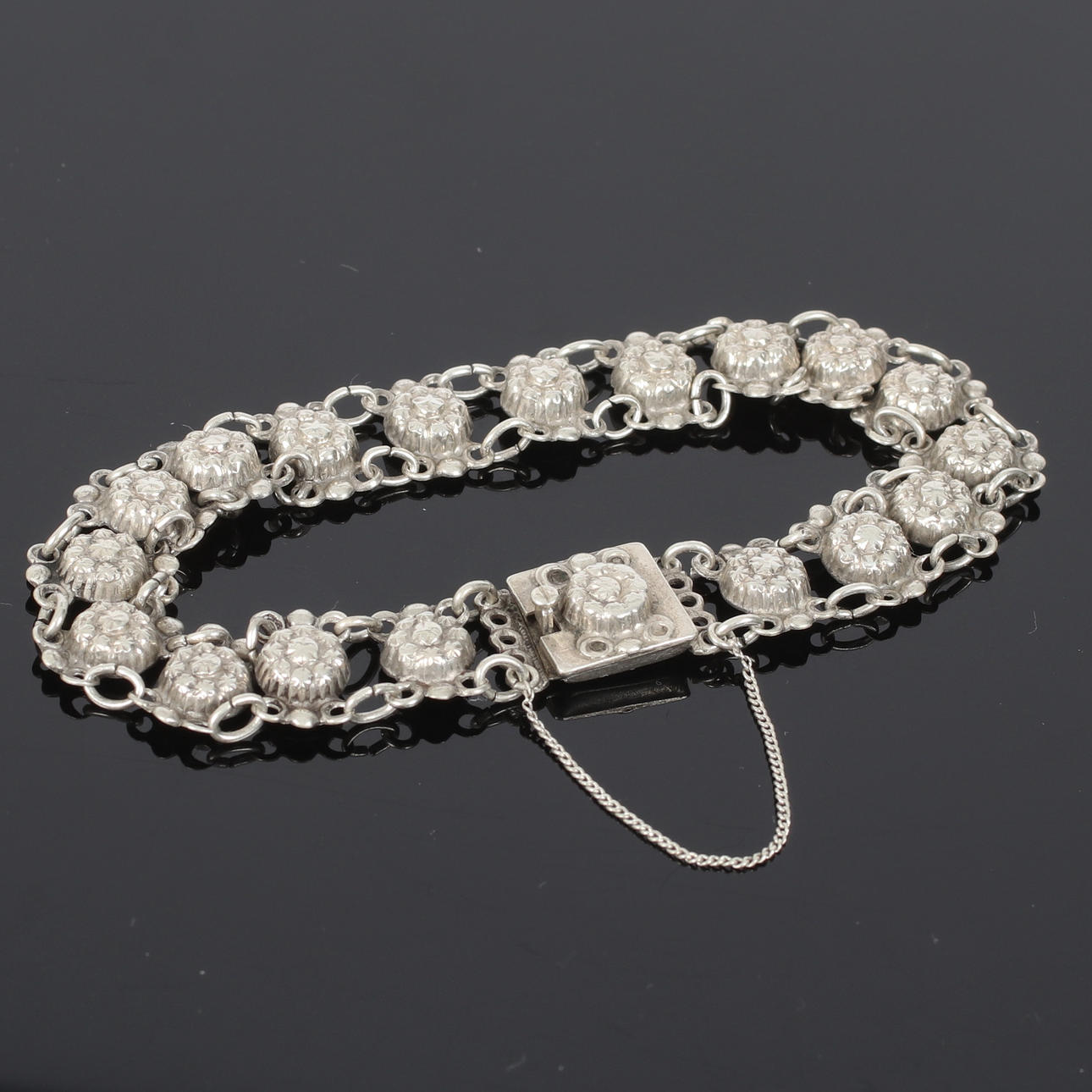 ARMBAND, silver, dekor av blommor, 1900-tal.