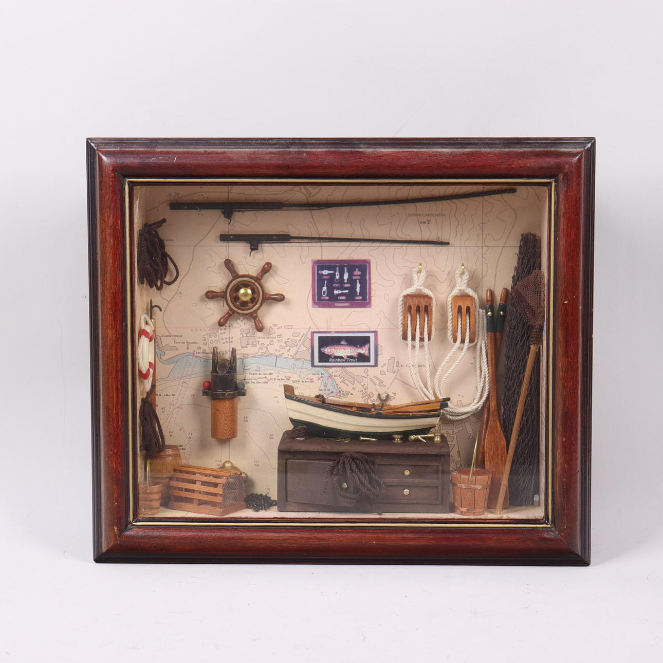 TITTSKÅP med maritim/nautiskt tema.