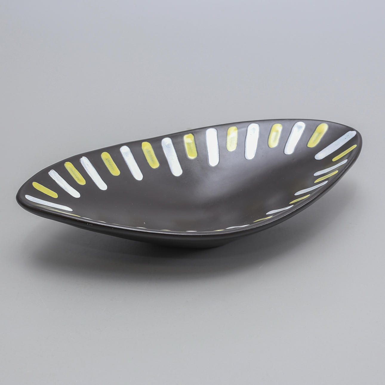 HJÖRDIS OLDFORS. A ceramic dish, “Trio”, Upsala Ekeby.