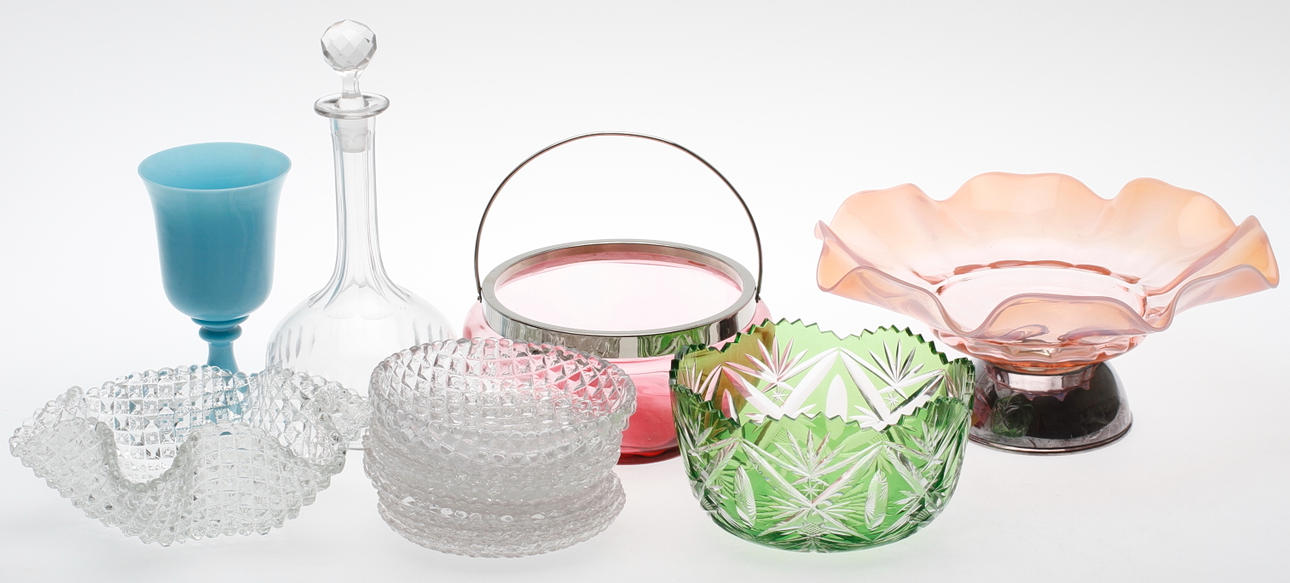 GLASFÖREMÅL, 13 delar, 1900-tal.