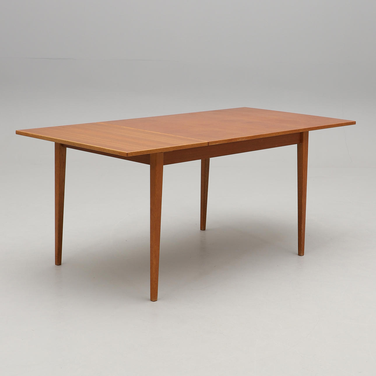 A 1960'S DINING TABLE.