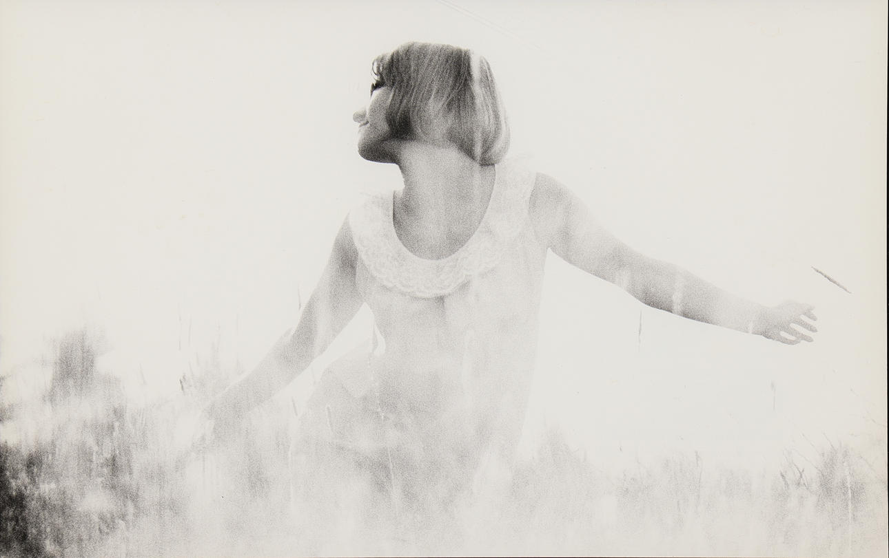 NILS-ERIK WIKEBÄCK. Kvinna på äng.