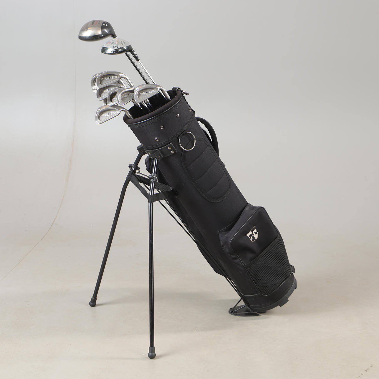 GOLFKLUBBOR MED BAG, bl. a. Ping, 1900-tal.