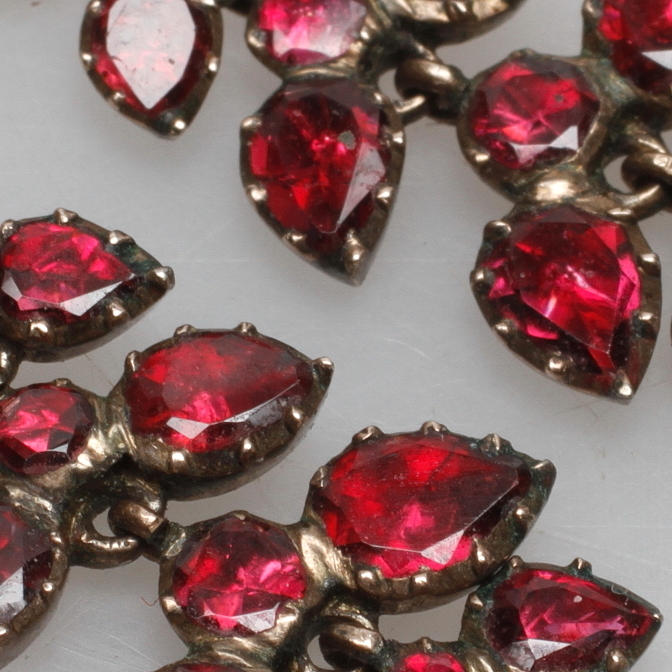 ÖRHÄNGEN, ett par, silver med granater, troligen 1700/1800-tal.