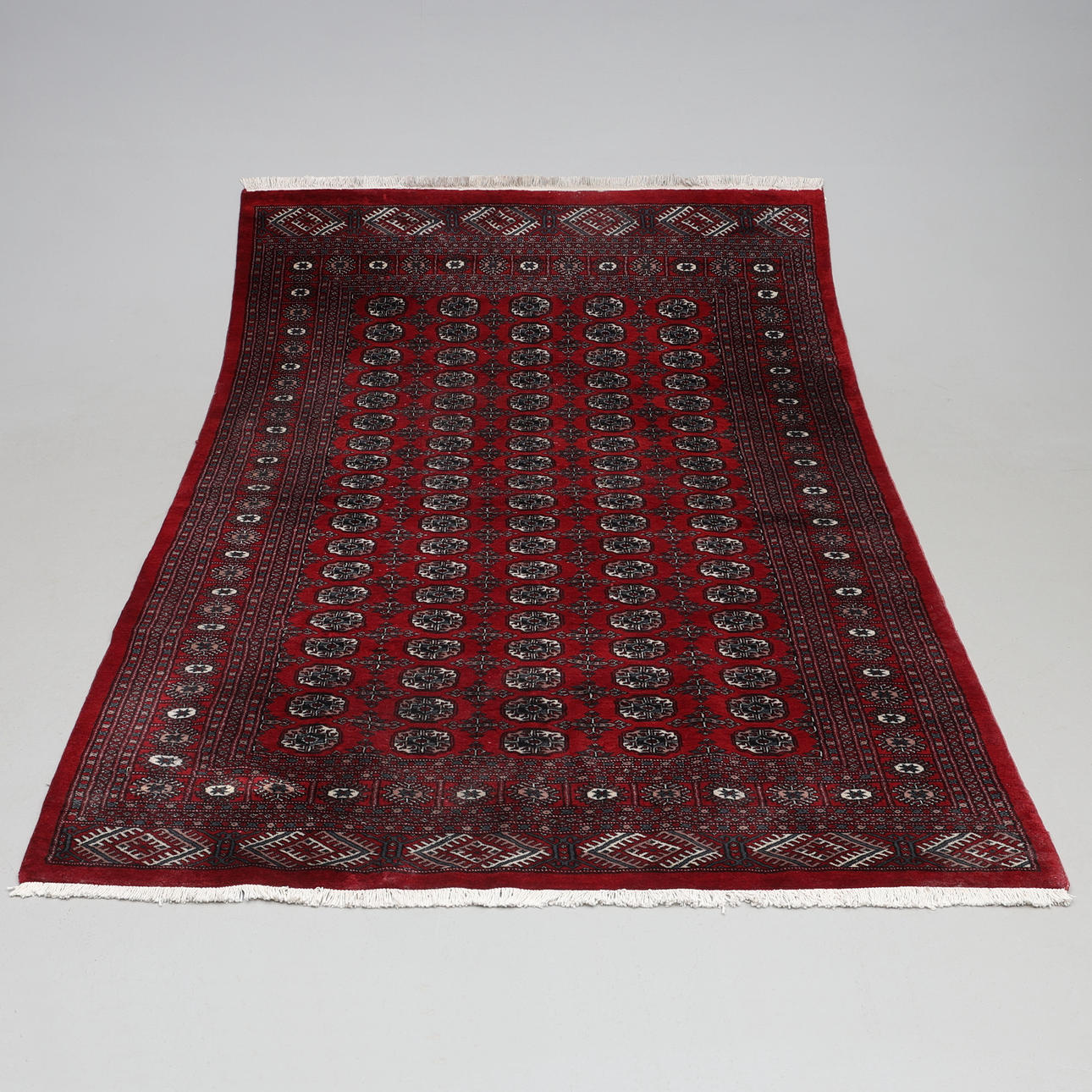 CARPET. Oriental, hand-knotted, approx. 280 x 189 cm.