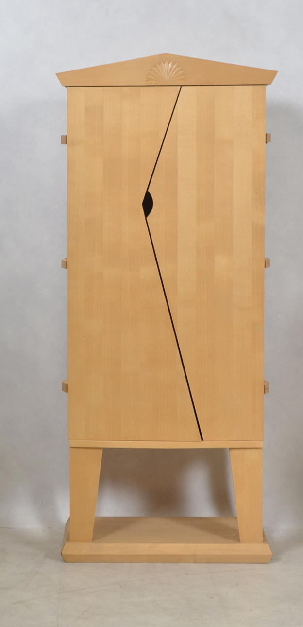 SKÅP MED HYLLINREDNING, modern tillverkning.