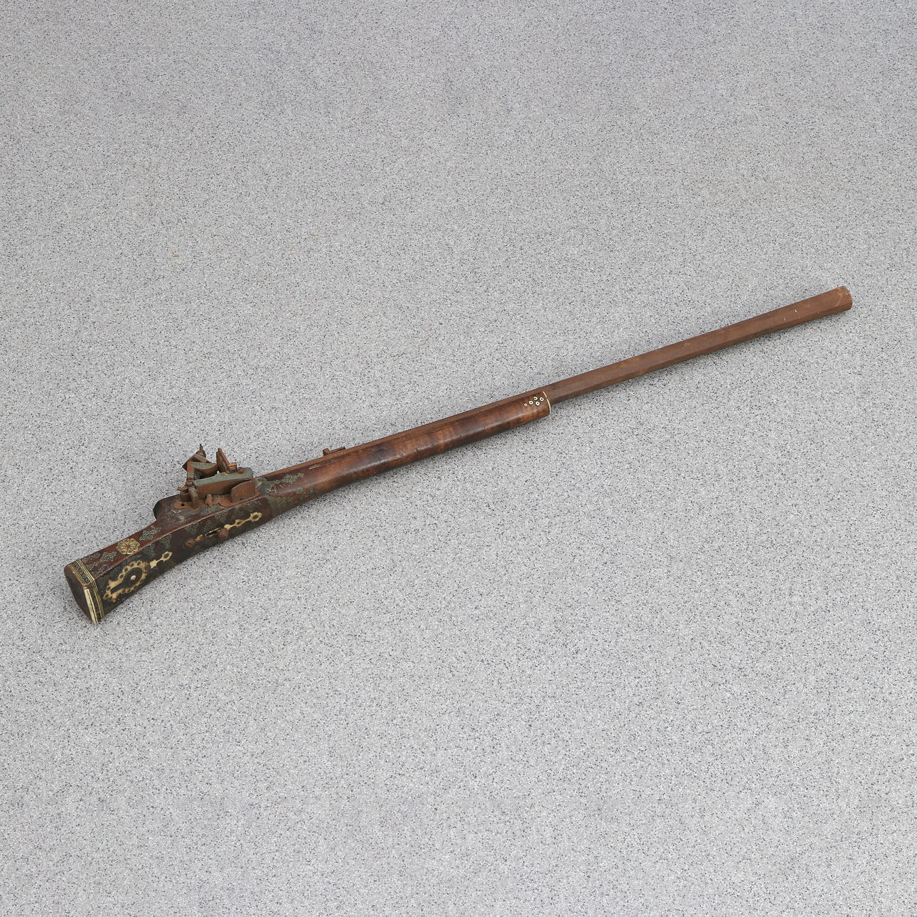 FLINTLOCK RIFLE. Decorative inlays in brass, among others. Arab ...
