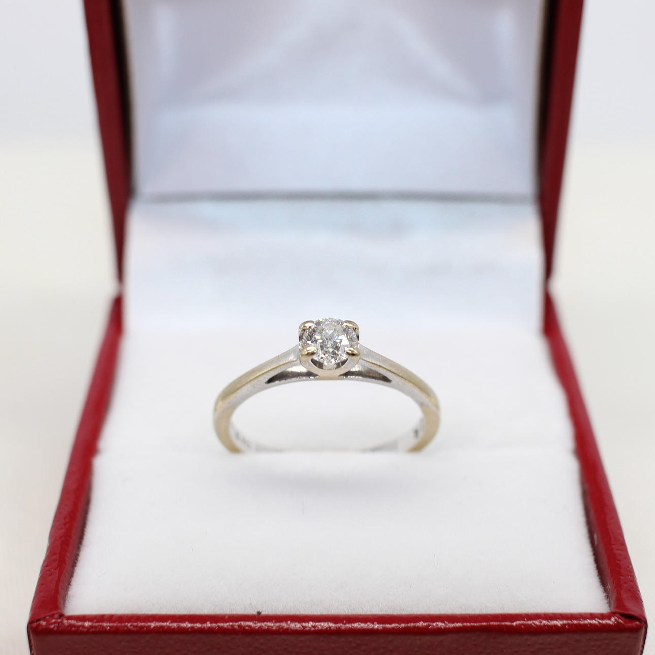 DIAMOND SOLITAIRE RING 18K.