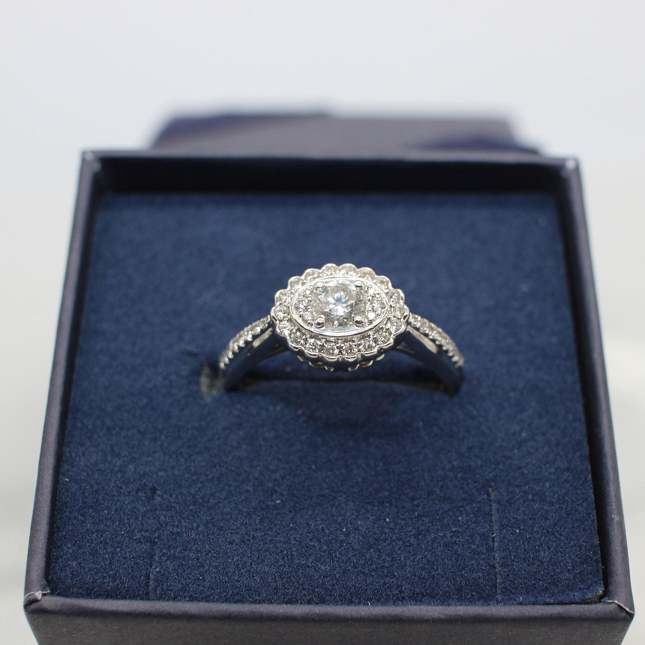 DIAMOND CLUSTER RING WHITE GOLD.