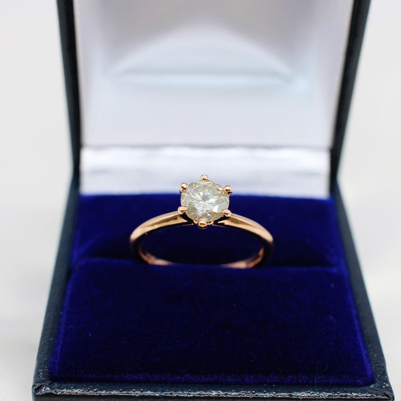 CERTIFIED 0.81CT DIAMOND SOLITAIRE RING.