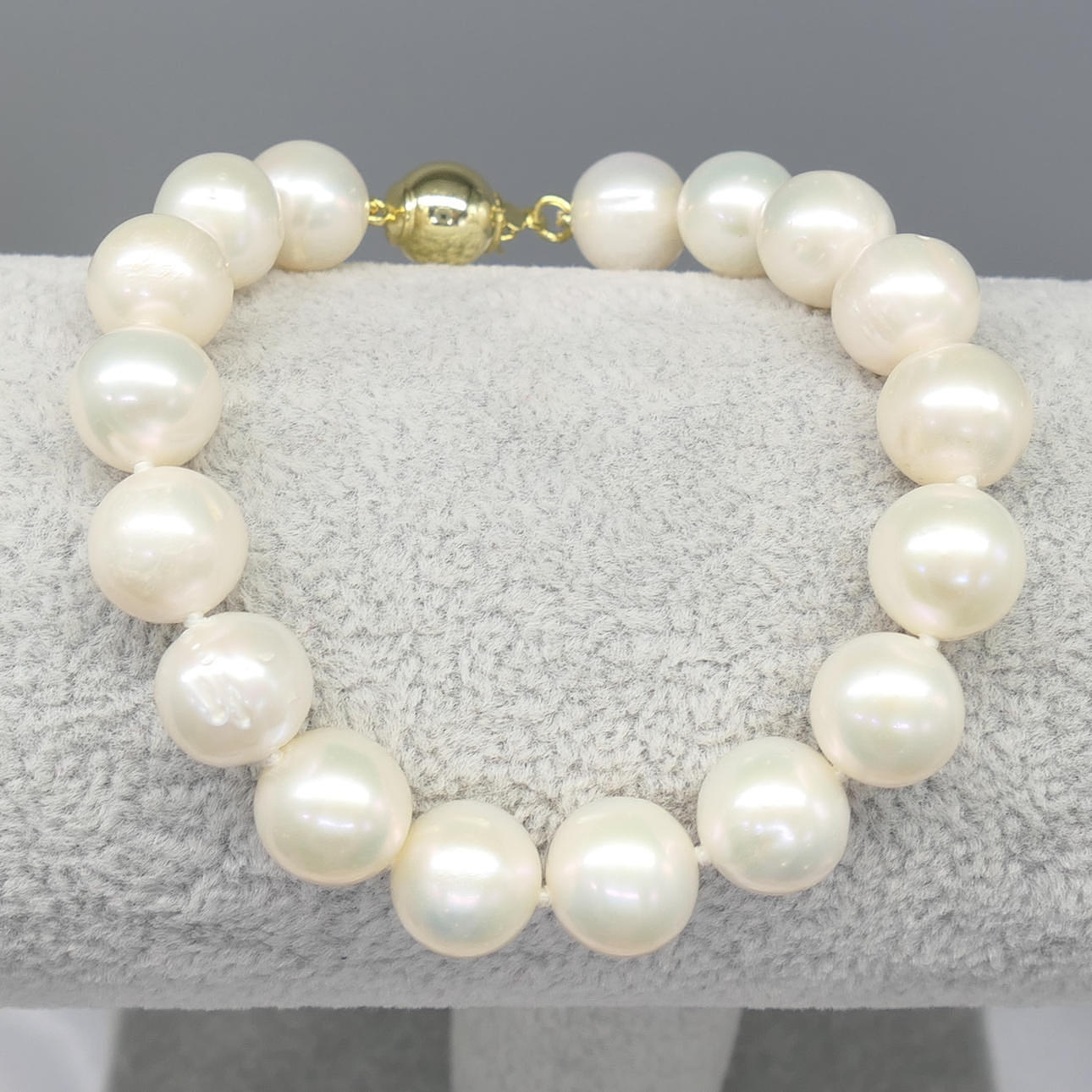CULTURED PEARL BRACELET.