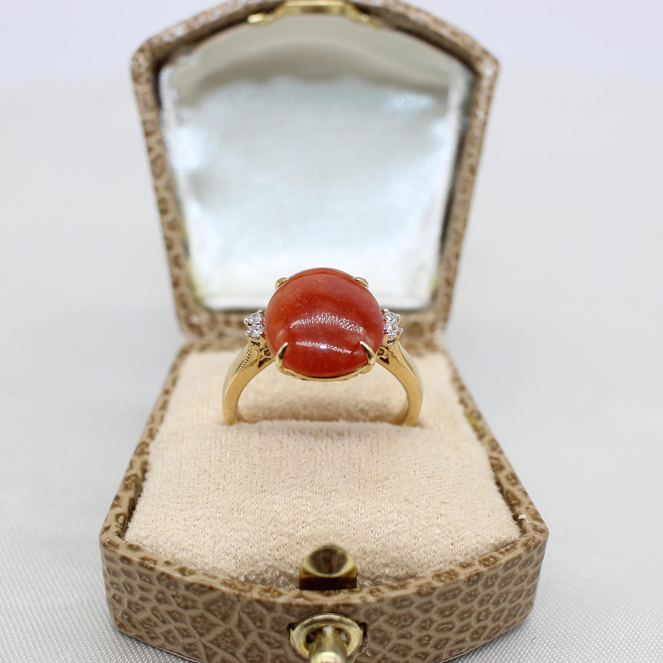 UNUSUAL 18K CARNELIAN & DIAMOND RING.