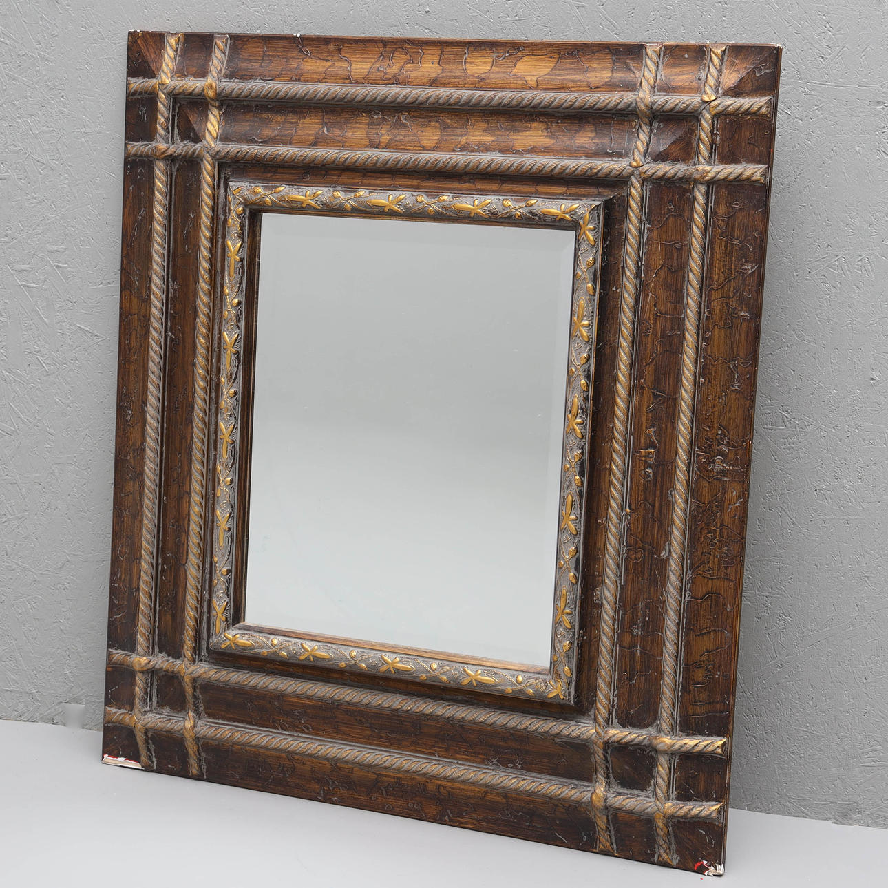 SPEGEL, skulpterat, bronserat trä, 19/2000-tal.