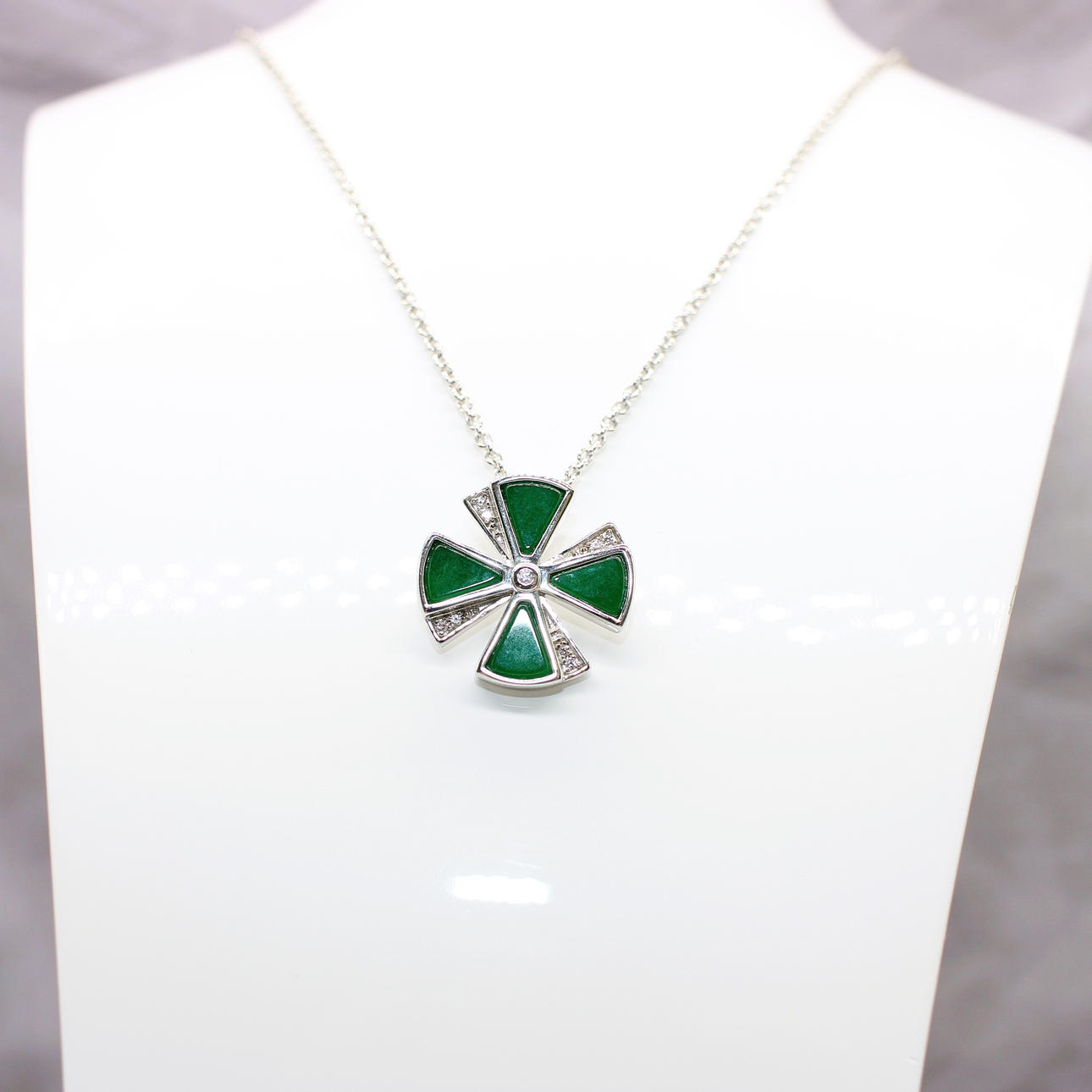 SILVER & GREEN AGATE NECKLACE.