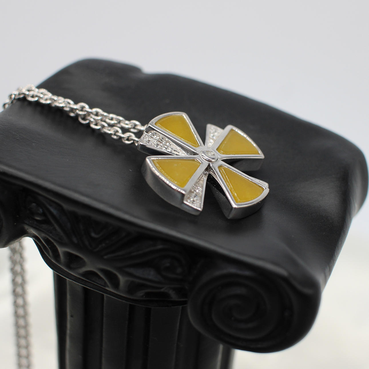 YELLOW AGATE NECKLACE.