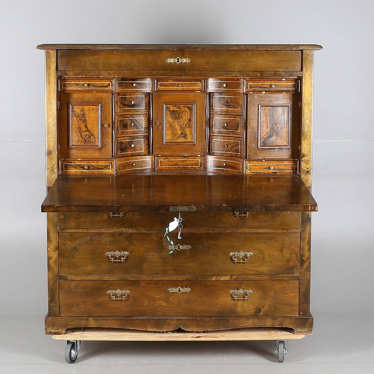 SEKRETÄR. 2 delad, 4 lådor samt skrivklaff. betsad faner. 1800-talets senare del.