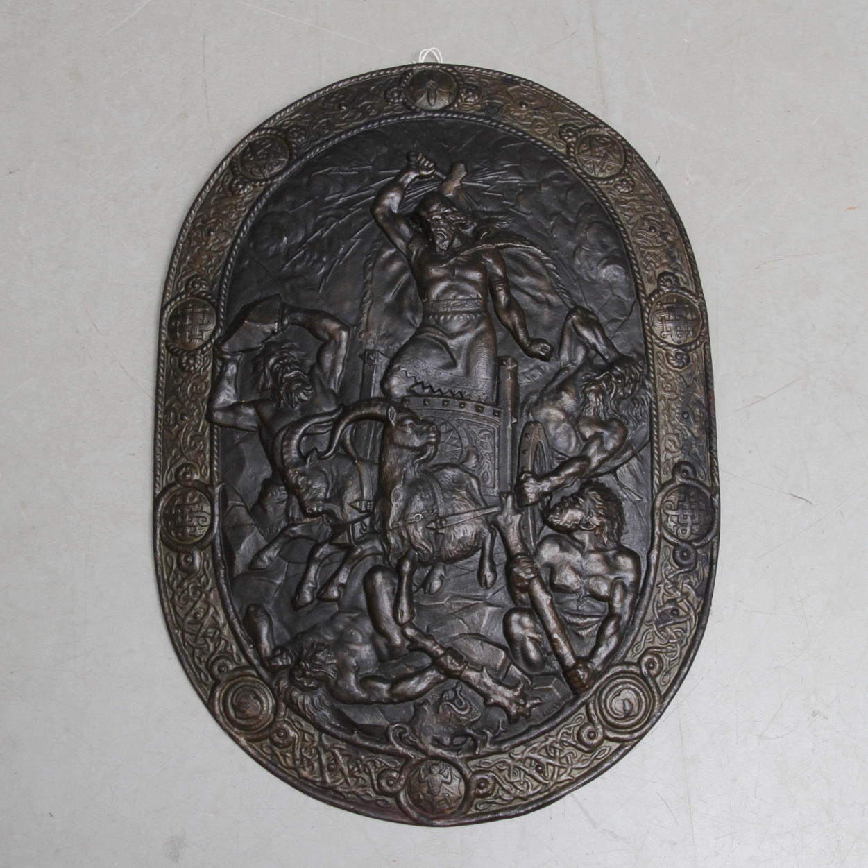 DEKORATIONSKSKÖLD, Tors kamp med jättarna, gjutjärn, 1800/1900-tal.