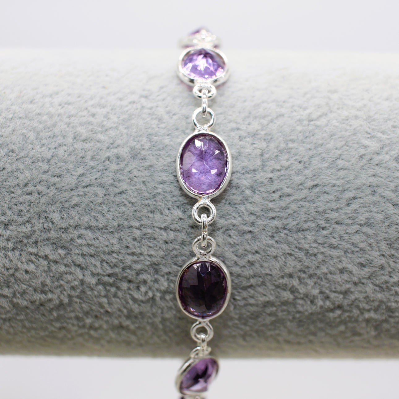 AMETHYST LINE BRACELET IN 925 SILVER.